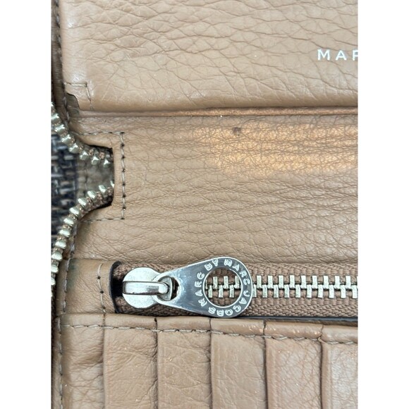 MARC BY MARC JACOBS Cameo Taupe Beige Leather Zip Around Wallet Wristlet 6”x4” - Picture 7 of 9